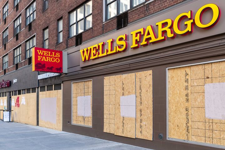 Break Up Wells Fargo, Warren Urges